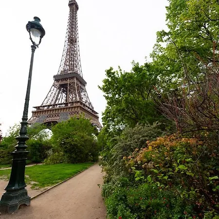 Au pied de la Tour-2